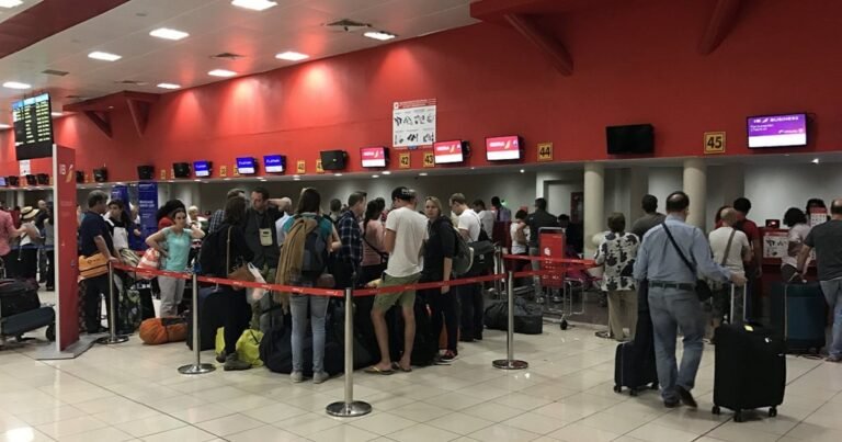 Una familia cubana separada por políticas migratorias de EE.UU., simbolizando el impacto de la suspensión de la reunificación familiar cubana.