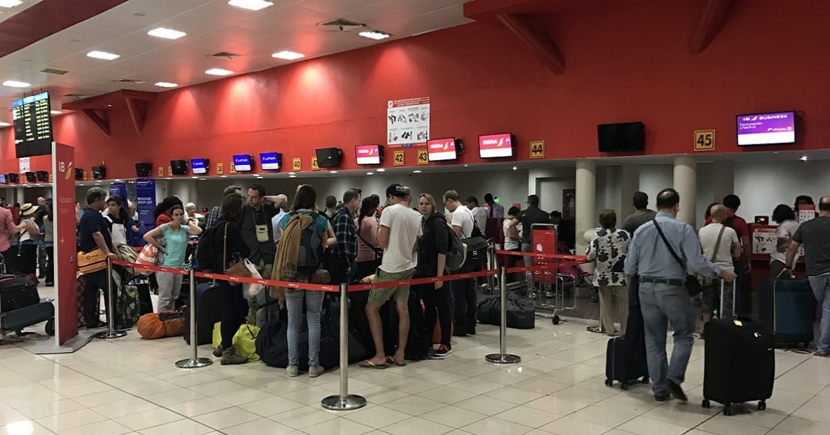 Una familia cubana separada por políticas migratorias de EE.UU., simbolizando el impacto de la suspensión de la reunificación familiar cubana.