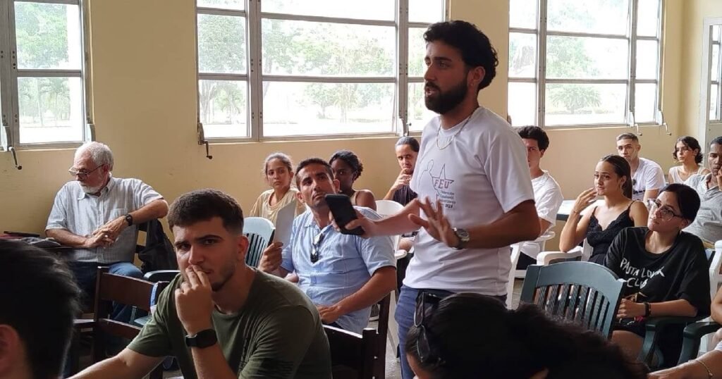 Estudiantes universitarios cubanos de la UCLV en una asamblea o reunión, manifestando sus reclamos por las condiciones y las políticas de ETECSA.