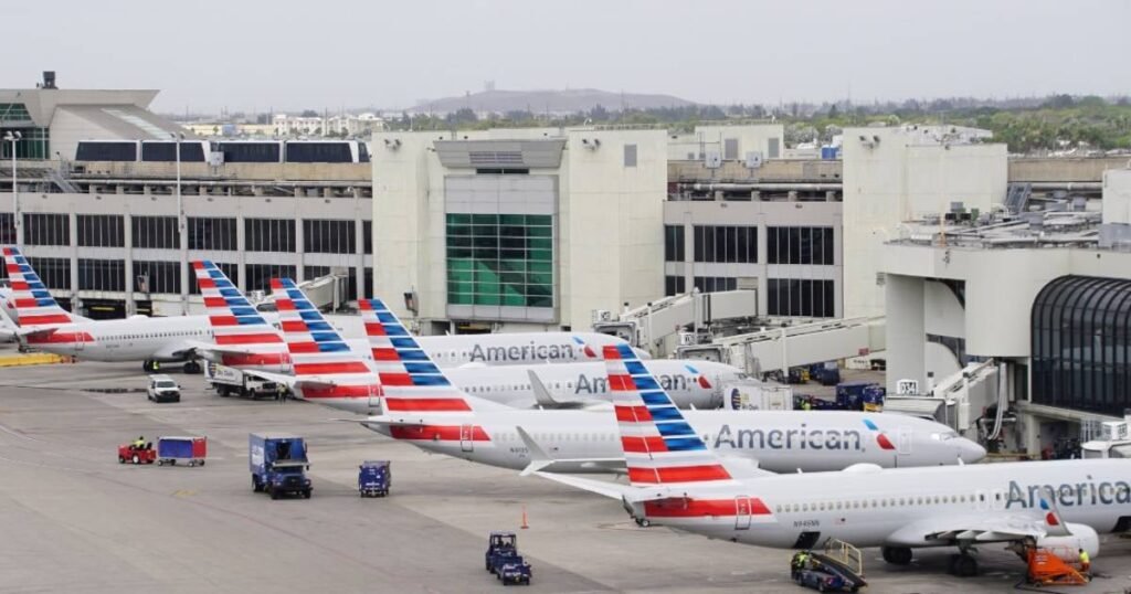 Tiron Alexander, el hombre de Florida, fingiendo ser asistente de vuelo con una falsa tarjeta de identificación, en un caso de fraude aéreo.