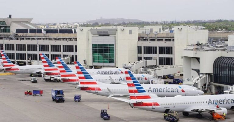 Tiron Alexander, el hombre de Florida, fingiendo ser asistente de vuelo con una falsa tarjeta de identificación, en un caso de fraude aéreo.