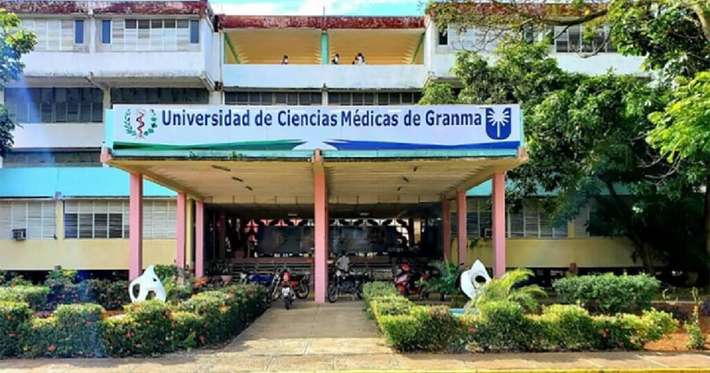 Estudiantes de la Facultad de Ciencias Médicas de Bayamo expresando sus reclamos por las condiciones universitarias y el acceso a internet.