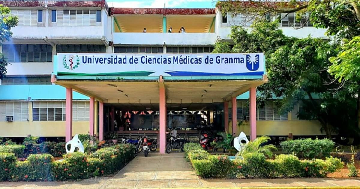 Estudiantes de la Facultad de Ciencias Médicas de Bayamo expresando sus reclamos por las condiciones universitarias y el acceso a internet.