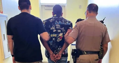 Rosme, una joven cubana, visiblemente afectada al denunciar la detención de su esposo por ICE en San Antonio, Texas.
