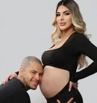 El Chulo posando con sus dos hijos, Jadiel y el recién nacido Justin, mostrando su felicidad paternal y la unión familiar.