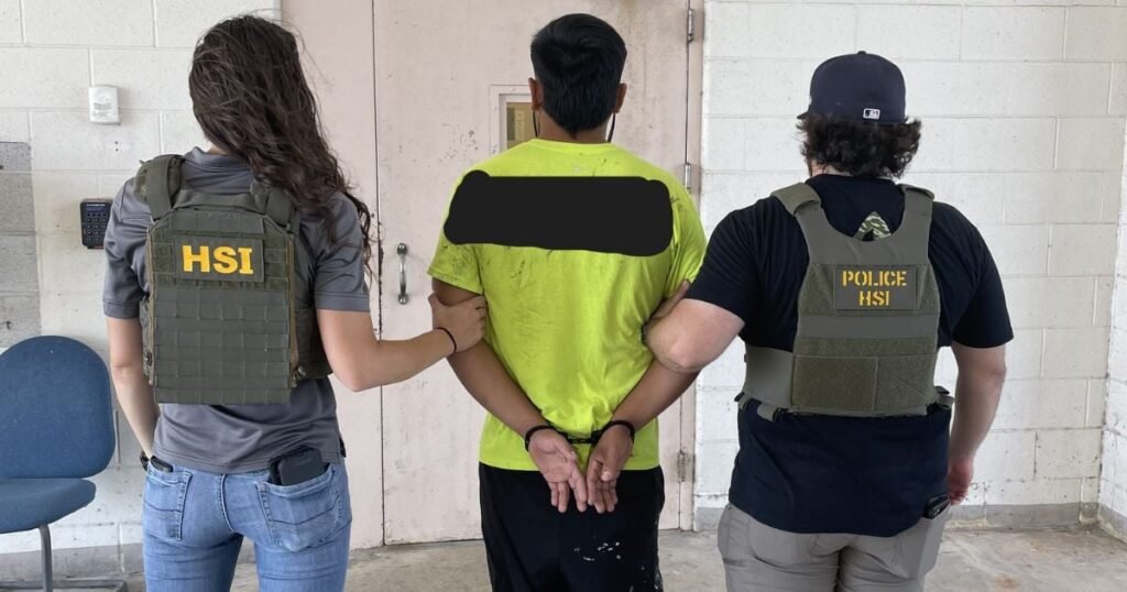 Imagen del Tío Sam en un cartel promocionando la denuncia de migrantes indocumentados a través de una línea telefónica del DHS en EE.UU.
