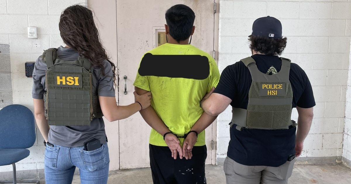 Imagen del Tío Sam en un cartel promocionando la denuncia de migrantes indocumentados a través de una línea telefónica del DHS en EE.UU.