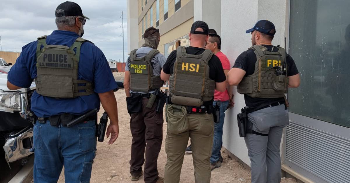 Familia cubana siendo detenida por agentes de ICE tras salir de una corte de inmigración en San Antonio, Texas, en medio de la creciente preocupación por la detención de cubanos en Texas.