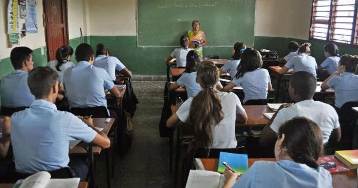 Estudiantes cubanos tomando exámenes para el ingreso universitario, reflejando los bajos índices de aprobación y los desafíos educativos en Cuba.