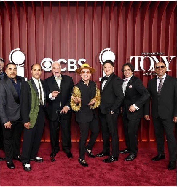 El elenco de "Buena Vista Social Club: The Musical" celebrando en el escenario de Broadway tras ganar múltiples Premios Tony, destacando el éxito de la música cubana.