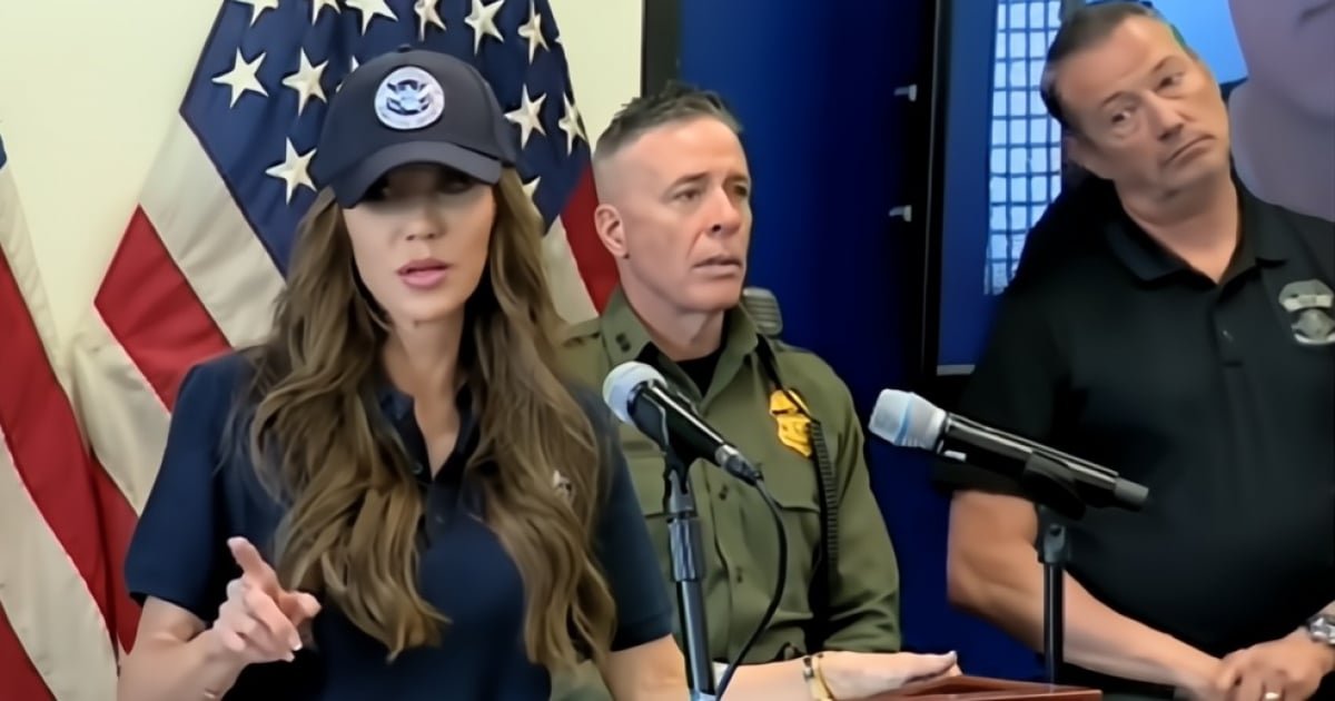 Kristi Noem, secretaria de Seguridad Nacional de EE.UU., emitiendo un mensaje contundente sobre la salida de inmigrantes indocumentados.