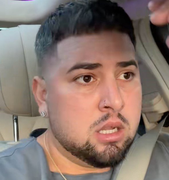 El influencer cubano Brayan el Joker reacciona humorísticamente a la pregunta sobre el tiempo de estancia en EE.UU., abordando la jerarquía migrante cubana.