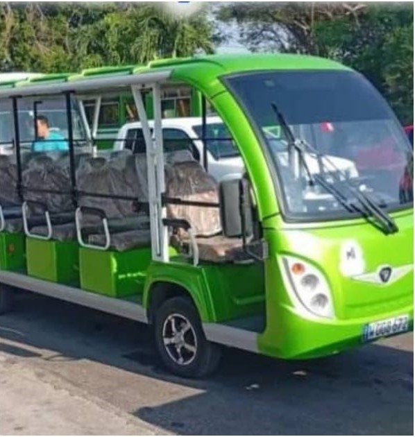 Autobuses eléctricos operando en Alamar, La Habana, parte de las nuevas rutas de transporte público en la ciudad.
