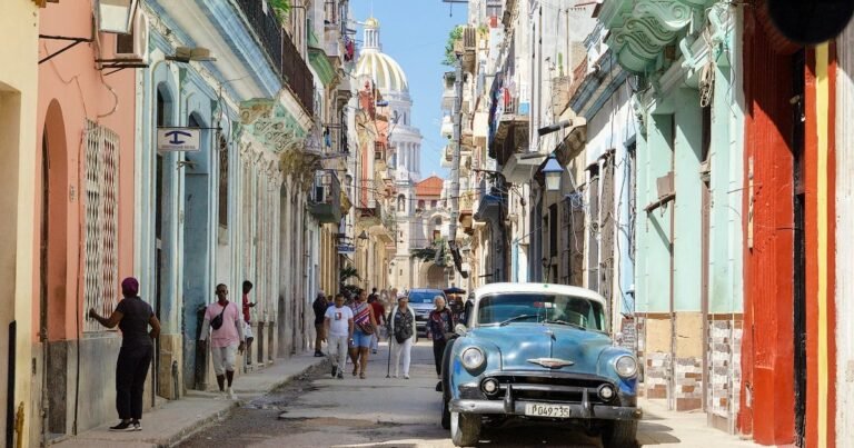 Gráfico de fluctuación de la tasa de cambio en Cuba, mostrando la proyección de valor central para el euro, dólar y MLC en el mercado informal cubano.