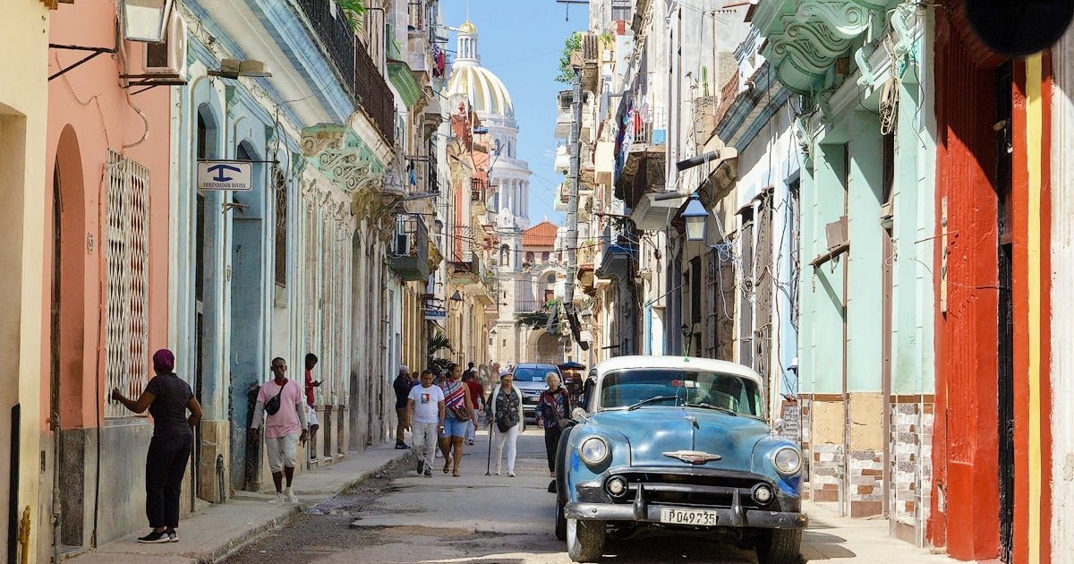 Gráfico de fluctuación de la tasa de cambio en Cuba, mostrando la proyección de valor central para el euro, dólar y MLC en el mercado informal cubano.