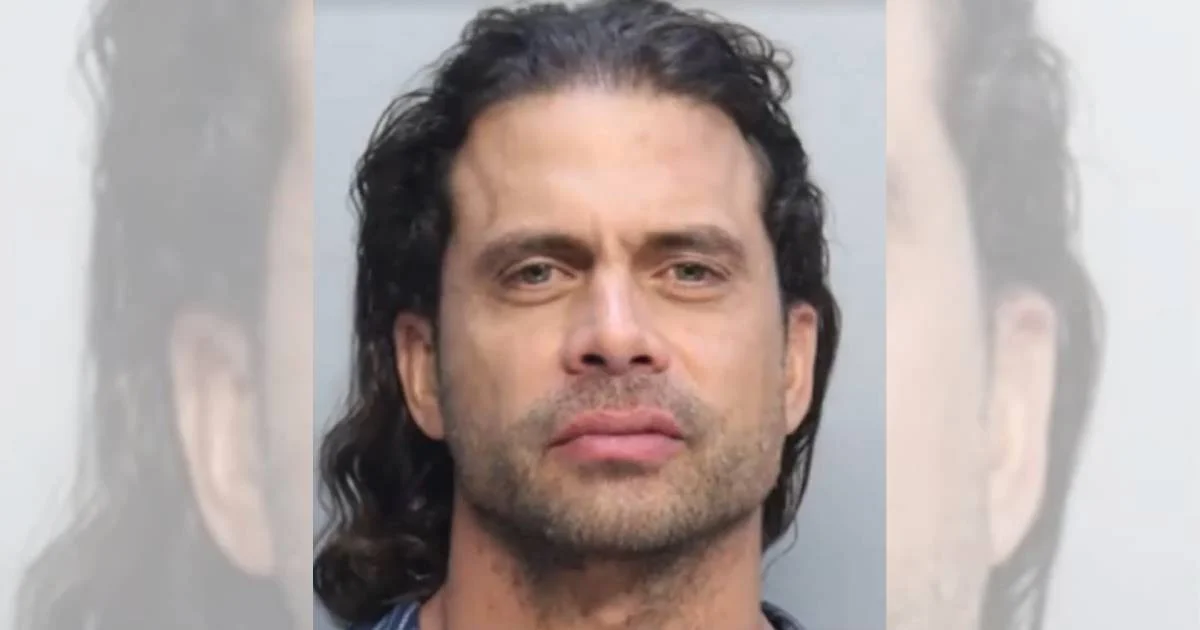 El actor cubanoamericano Pedro Moreno saliendo de la corte de Miami-Dade después de que se retiraran los cargos en su contra.