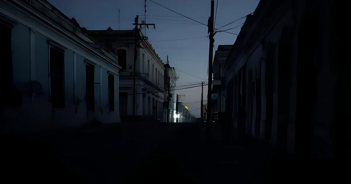 Mapa de Cuba con zonas oscuras simbolizando apagones generalizados en el Día del Padre debido a la crisis eléctrica.