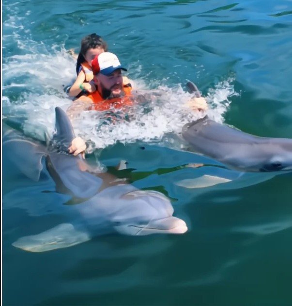 Captura de pantalla del video de TikTok de una madre cubana mostrando a su hija disfrutando de un viaje familiar a Cuba.
