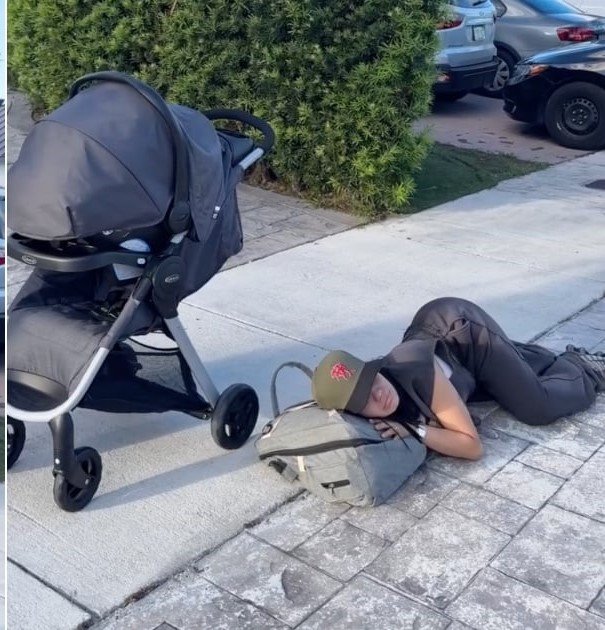La influencer Amanda Camaraza bromeando sobre la maternidad al acostarse en la acera junto al cochecito de su bebé.