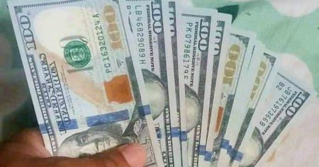 Imagen conceptual de dólares y pesos cubanos, representando la creciente dolarización en Cuba y el impacto de las nuevas políticas de inmobiliarias estatales.