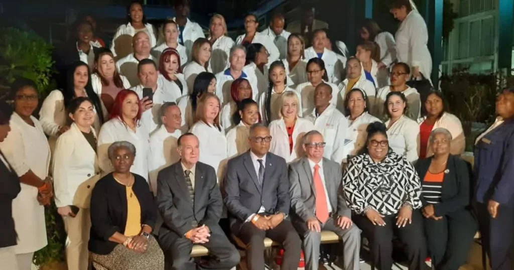 Imagen que representa la cancelación de contratos entre Bahamas y brigadas médicas cubanas, simbolizando el fin de un acuerdo.