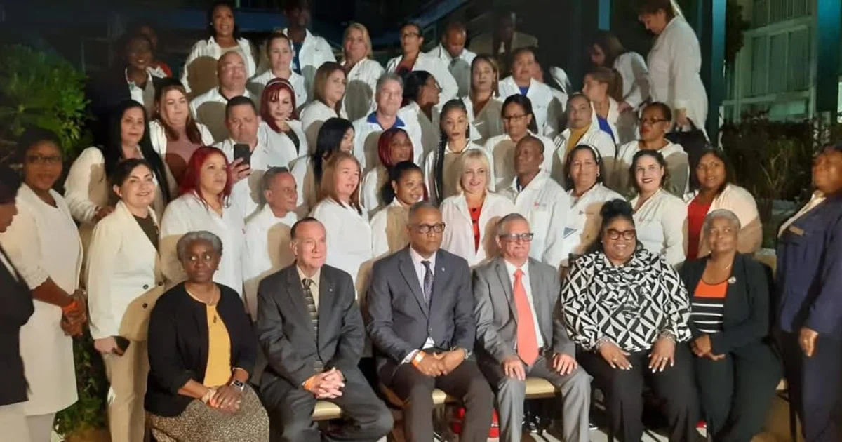 Imagen que representa la cancelación de contratos entre Bahamas y brigadas médicas cubanas, simbolizando el fin de un acuerdo.