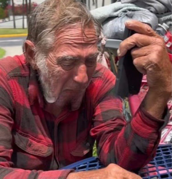 Lázaro Ramos, un cubano sin hogar en Miami, sonríe mientras habla por teléfono, simbolizando su reencuentro con la familia en Cuba.