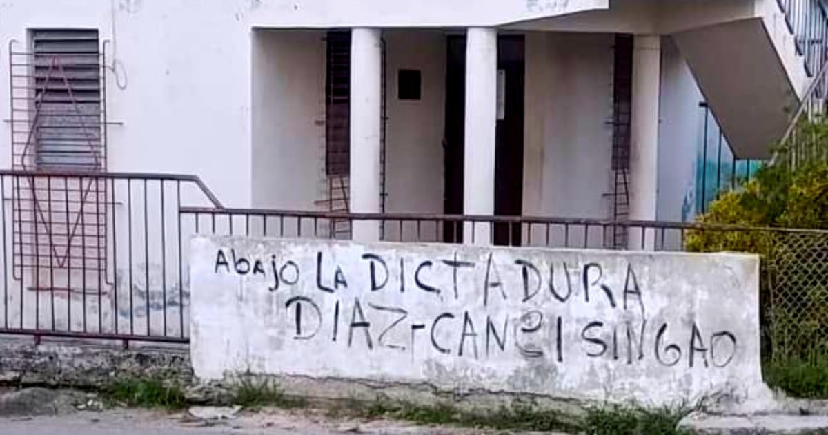 Grafiti con la frase 'Abajo la dictadura. Díaz-Canel singao' en la pared de un consultorio médico en La Hata, Guanabacoa, La Habana.