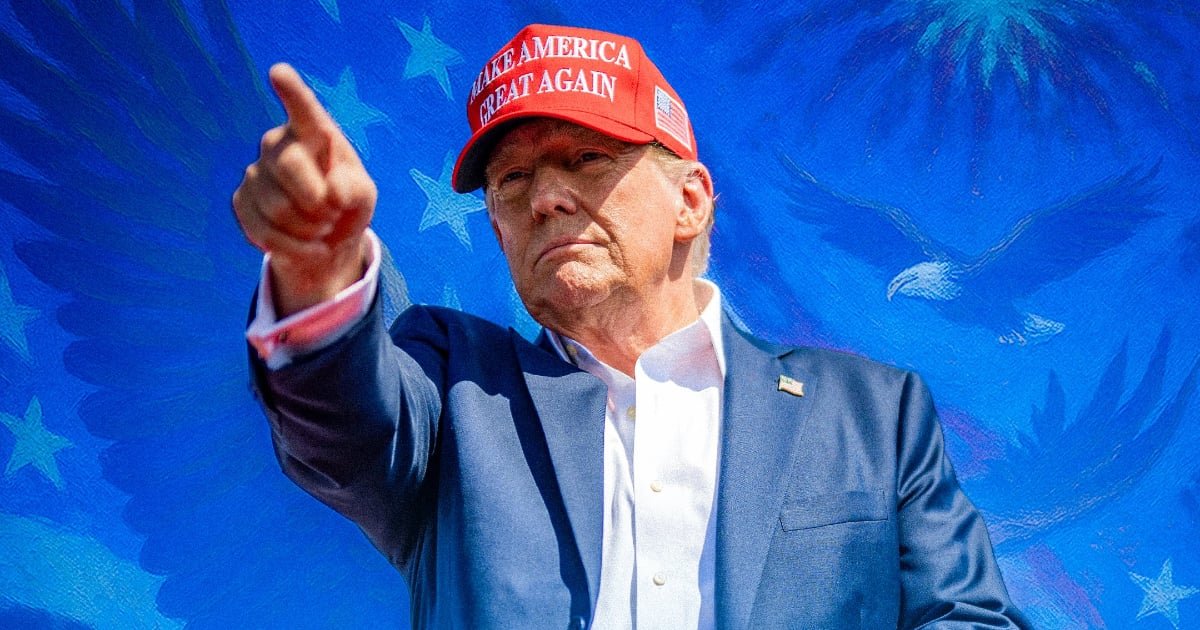 Donald Trump sonriendo mientras revisa los resultados de una encuesta de aprobación en su teléfono.