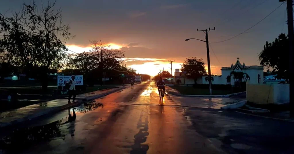 Montaje de un mapa de Cuba con una bombilla rota, simbolizando las masivas reacciones a los apagones en el país.