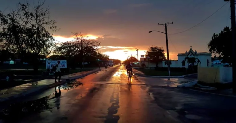 Montaje de un mapa de Cuba con una bombilla rota, simbolizando las masivas reacciones a los apagones en el país.