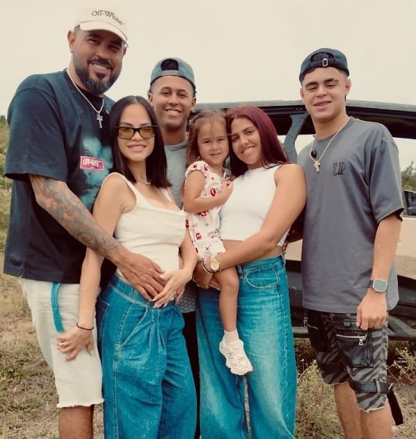 Raphy Pina junto a su familia, emocionado por el regalo de Natti Natasha y sus hijos.