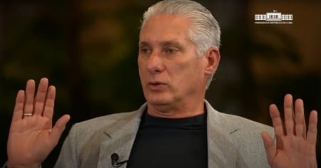 El gobernante cubano Miguel Díaz-Canel gesticulando durante su entrevista sobre la crisis en Cuba con el periodista Breno Altman.