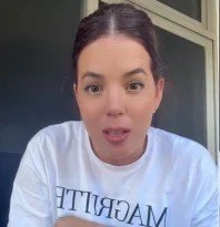 Joven cubana en España grabando un vídeo para TikTok sobre sus impresiones del país.