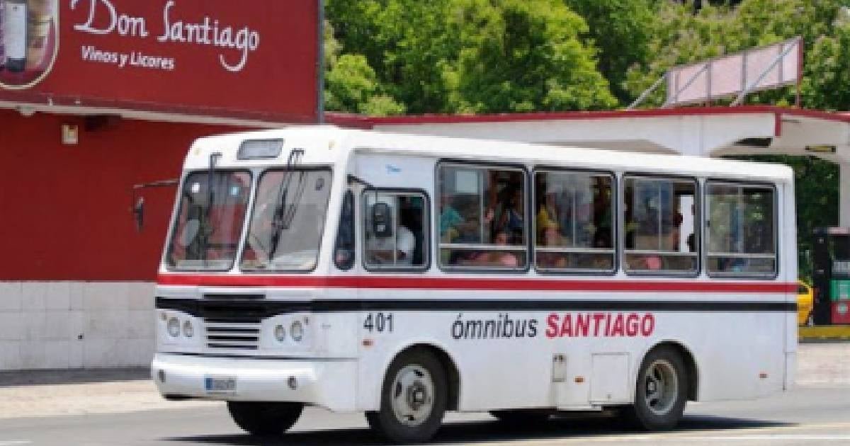 Ciudadanos esperando en una parada de autobús en Santiago de Cuba, reflejando la grave crisis de transporte público en la provincia.