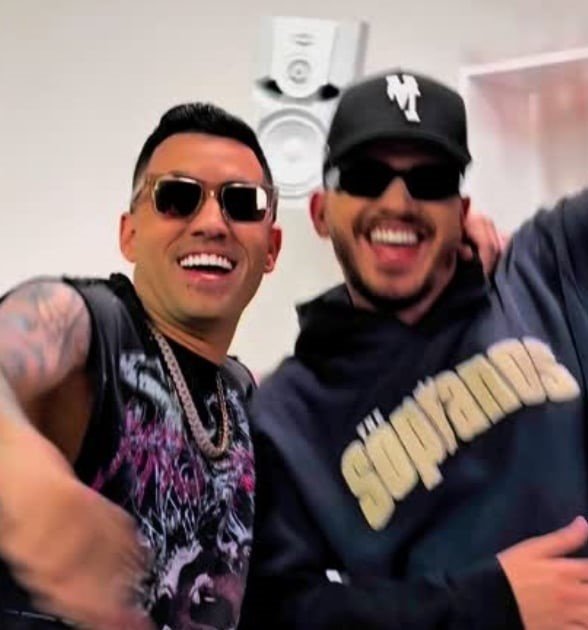 El productor cubano Gatillo en su estudio de música, posando con confianza frente a su equipo de producción.