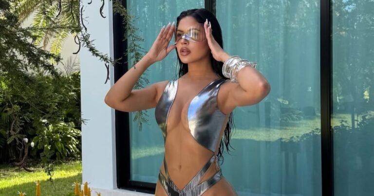 La influencer La Dura posando en la playa con un sensual bikini negro.