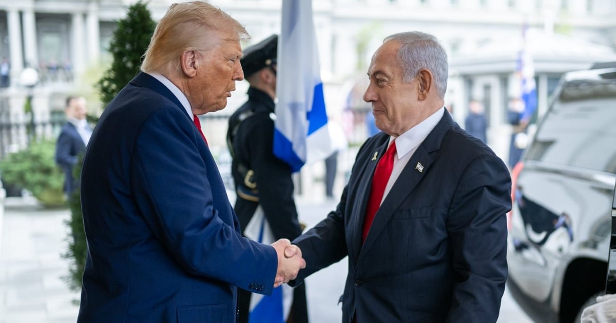 Fotomontaje de las banderas de Israel e Irán con las imágenes de Benjamin Netanyahu y Donald Trump.