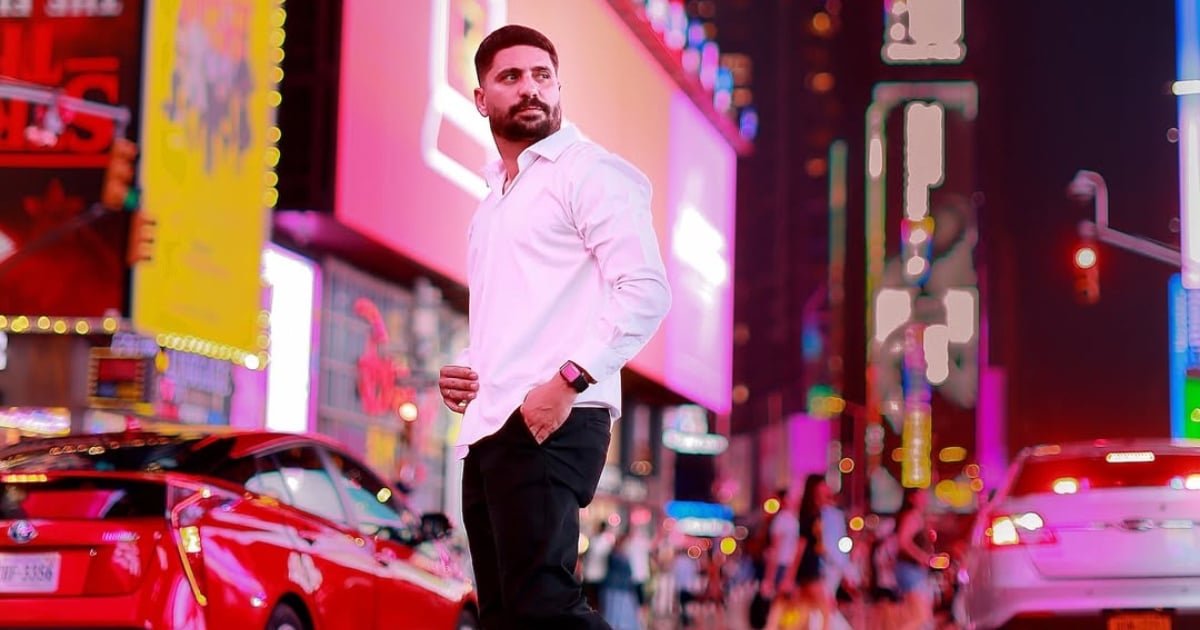 El actor cubano Alejandro Cuervo sonriendo durante su viaje a Nueva York.