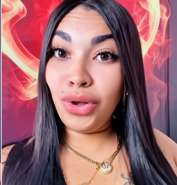 Joven cubana en TikTok, @lachinita.toxica, gesticulando mientras graba su polémico video sobre las relaciones.