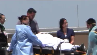 Adolescente de 14 años siendo atendido por personal médico tras resultar herido en un tiroteo en Miami-Dade.