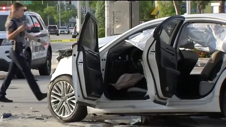 Vehículos de emergencia en la escena de un violento accidente en Fort Lauderdale con cuatro heridos graves.