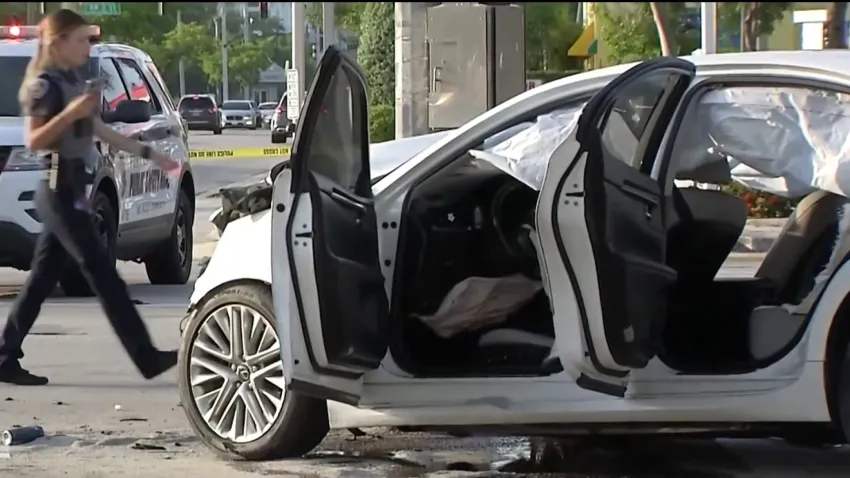 Vehículos de emergencia en la escena de un violento accidente en Fort Lauderdale con cuatro heridos graves.