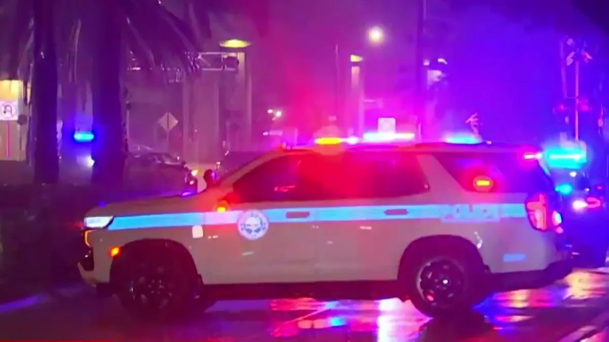 Investigación policial en la escena del tiroteo en el downtown de Miami hoy, donde un hombre murió y una mujer resultó herida.