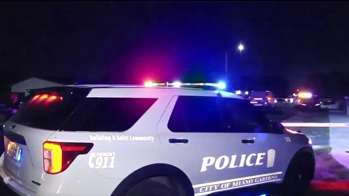 Vehículo de la policía de Miami Gardens en la escena de un crimen.