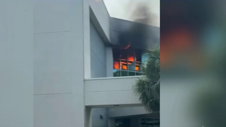 Bomberos trabajando para extinguir un incendio en el centro médico University Physician Pavilion en Tamarac.