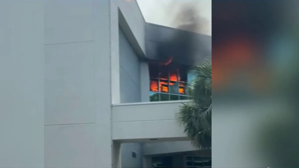 Bomberos trabajando para extinguir un incendio en el centro médico University Physician Pavilion en Tamarac.
