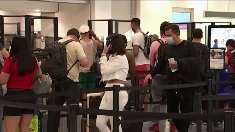 Tablero de vuelos en aeropuerto del sur de Florida mostrando numerosos retrasos y cancelaciones debido al mal tiempo.