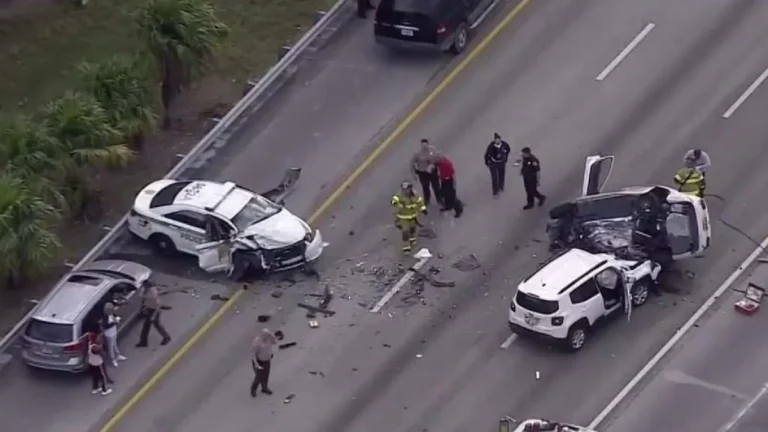 Patrulla de la policía de Miami-Dade dañada tras un choque en la autopista Don Shula.