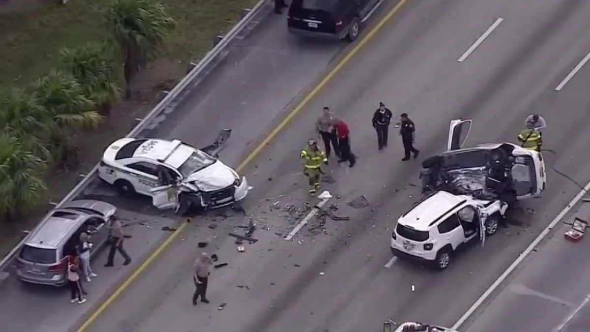 Patrulla de la policía de Miami-Dade dañada tras un choque en la autopista Don Shula.